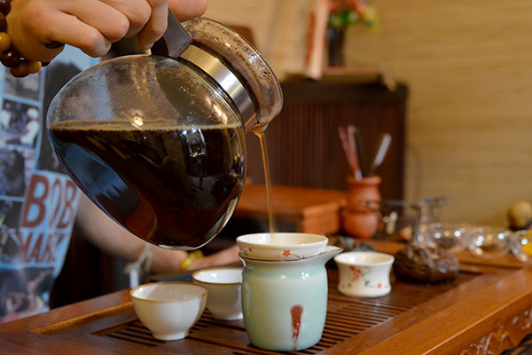 Prepararea ceaiului prin fierbere în ceainic sau căldare