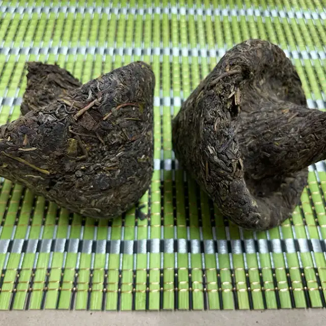 Sheng puerh Xiaguan Bao Yan Jin Cha (Flacăra Tibetană) — 4